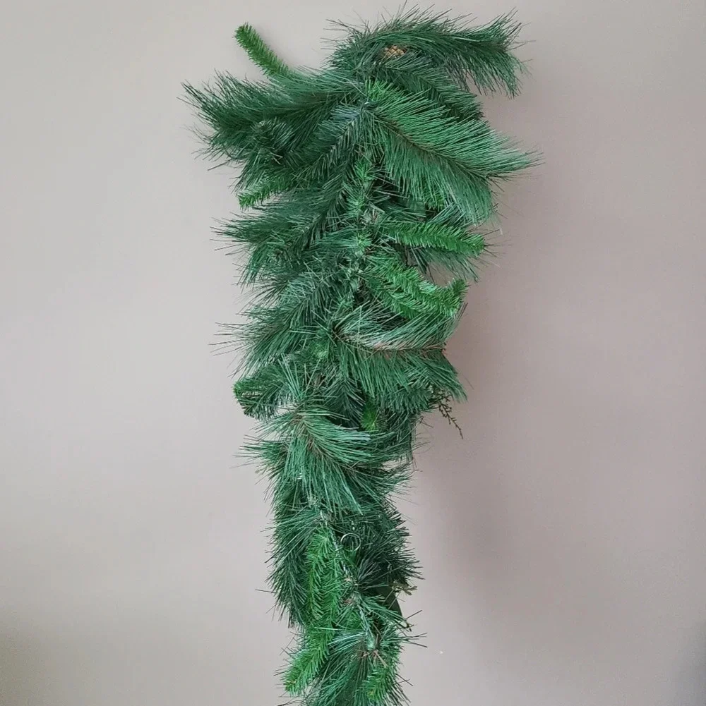 NWOT  Deep Woods mix greens with Pinecones teardrop swag